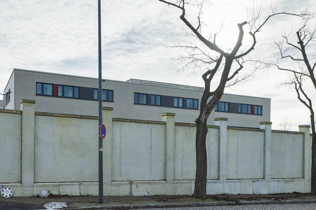 Forced accommodation for quarantine refusers Accommodation facility for quarantine refusers in Saxony Persons who do not comply with the quarantine requirements ordered by the court can be admitted and segregated in the former initial reception facility Dresden Saxony GERMANY