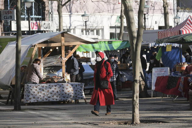 A weekly market during the Corona Lockdown on 21 01 2021 in Berlin Steglitz Street life during the Lockdown in Berlin Steglitz