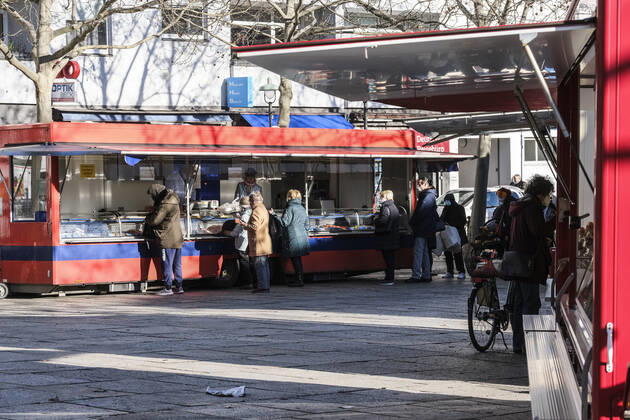 A weekly market during the Corona Lockdown on 21 01 2021 in Berlin Steglitz Street life during the Lockdown in Berlin Steglitz