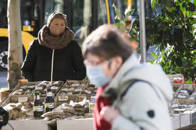 A weekly market during the Corona Lockdown on 21 01 2021 in Berlin Steglitz Street life during the Lockdown in Berlin Steglitz