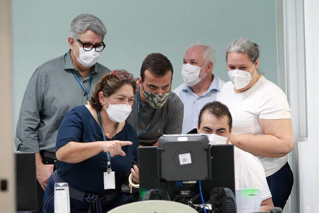 CAMPINAS, SP - 21.01.2021: CAMPINAS COMEÇA A VACINAR OS PROFISSIONAIS - The City Hall of Campinas (SP) started on the morning of this Thursday, 21, to vaccinate its health professionals, 4,140 people will be immunized throughout the Network of Hospital Mário Gatti. The first to be vaccinated was Dr. Maelly Romy Ikuno, a front-line doctor. x2021791x  LeandroxFerreira