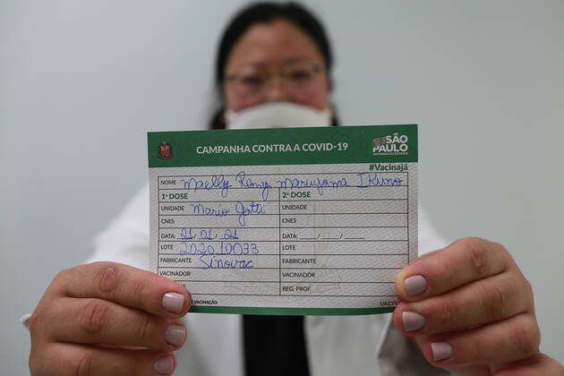 CAMPINAS, SP - 21.01.2021: CAMPINAS COMEÇA A VACINAR OS PROFISSIONAIS - The City Hall of Campinas (SP) started on the morning of this Thursday, 21, to vaccinate its health professionals, 4,140 people will be immunized throughout the Network of Hospital Mário Gatti. The first to be vaccinated was Dr. Maelly Romy Ikuno, a front-line doctor. x2021803x  LeandroxFerreira