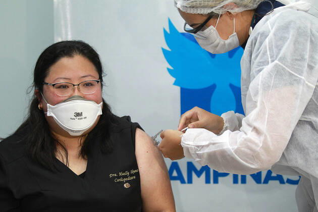 CAMPINAS, SP - 21.01.2021: CAMPINAS COMEÇA A VACINAR OS PROFISSIONAIS - The City Hall of Campinas (SP) started on the morning of this Thursday, 21, to vaccinate its health professionals, 4,140 people will be immunized throughout the Network of Hospital Mário Gatti. The first to be vaccinated was Dr. Maelly Romy Ikuno, a front-line doctor. x2021809x  LeandroxFerreira