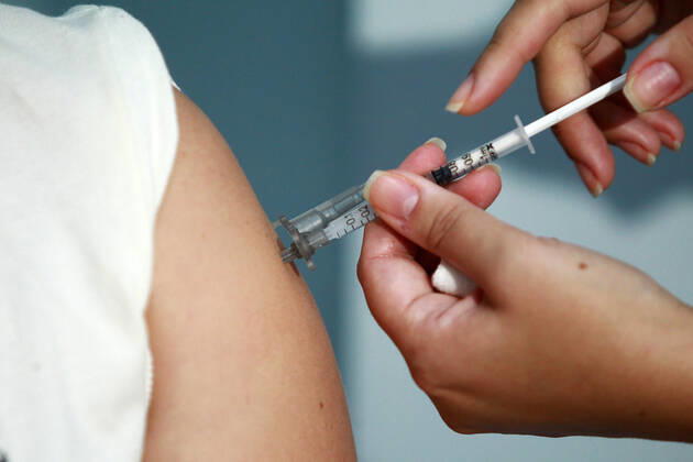 CAMPINAS, SP - 21.01.2021: CAMPINAS COMEÇA A VACINAR OS PROFISSIONAIS - The City Hall of Campinas (SP) started on the morning of this Thursday, 21, to vaccinate its health professionals, 4,140 people will be immunized throughout the Network of Hospital Mário Gatti. The first to be vaccinated was Dr. Maelly Romy Ikuno, a front-line doctor. x2021822x  LeandroxFerreira