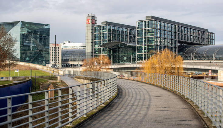 Cube and Berlin Central Station Berlin, 20 01 2021, Cube and Berlin Central Station in winter during daylight unusually few people jogging along the banks of the river Spree during the second lockdown in the corona crisis Berlin Berlin Germany government district