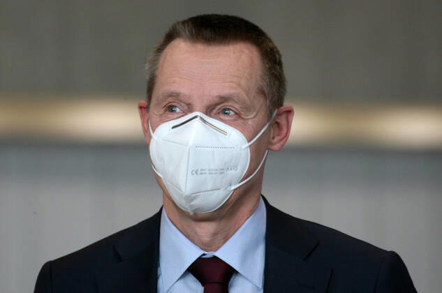 Nurnberg Messe Impfzentrum , PresseKonferenze Impfplan fur Nurnberg : Thomas Liedtke ( Medizinischer Leiter von ECOLOG Deutschland , links ) during the Hard Lockdown of the Covid 19 Coronavirus Pandemie in Nurnberg Nuremberg , Bayern , Deutschland . January 21 , 2021.