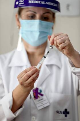 A nurse prepares a dose of vaccine against covid-19 during the immunization process of older adults at long-term care institute for elderly people of Sao Paulo, Brazil, 21 January 2021. Brazil began immunization this week throughout its territory with only 6 million doses of Coronavac, which received the go-ahead from the regulatory agency last Sunday, as well as the formula developed by the AstraZeneca laboratory and the University of Oxford. Sao Paulo s elderly receive the covid-19 vaccine !ACHTUNG: NUR REDAKTIONELLE NUTZUNG!  Copyright: xSebastiãoxMoreirax AME611 20210121-637468469857269510