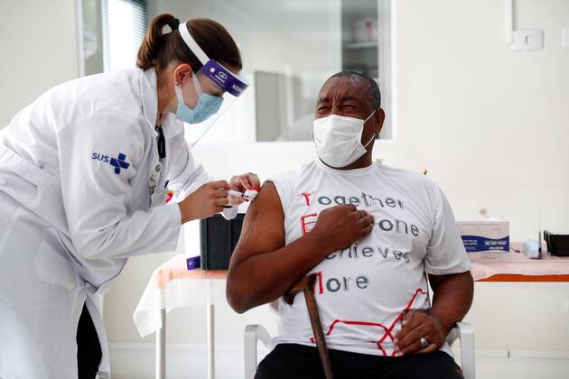 An elderly man receives the vaccine against covid-19 at long-term care institute for elderly people of Sao Paulo, Brazil, 21 January 2021. Brazil began immunization this week throughout its territory with only 6 million doses of Coronavac, which received the go-ahead from the regulatory agency last Sunday, as well as the formula developed by the AstraZeneca laboratory and the University of Oxford. Sao Paulo s elderly receive the covid-19 vaccine !ACHTUNG: NUR REDAKTIONELLE NUTZUNG!  Copyright: xSebastiãoxMoreirax AME602 20210121-637468470475393487