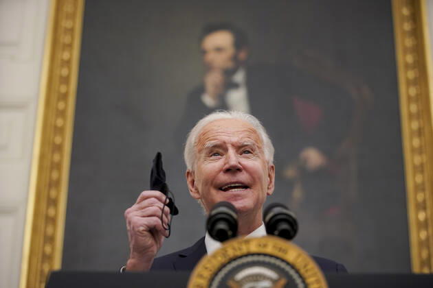 January 21, 2021, Washington, District of Columbia, USA: U.S. President Joe Biden holds a protective mask while speaking during an event on his administration s Covid-19 response in the State Dining Room of the White House in Washington, D.C., U.S., on Thursday, Jan. 21, 2021. Biden in his first full day in office plans to issue a sweeping set of executive orders to tackle the raging Covid-19 pandemic that will rapidly reverse or refashion many of his predecessor s most heavily criticized policies Washington USA - ZUMAs152 20210121_zaa_s152_122 Copyright: xAlxDragox-xPoolxViaxCnpx