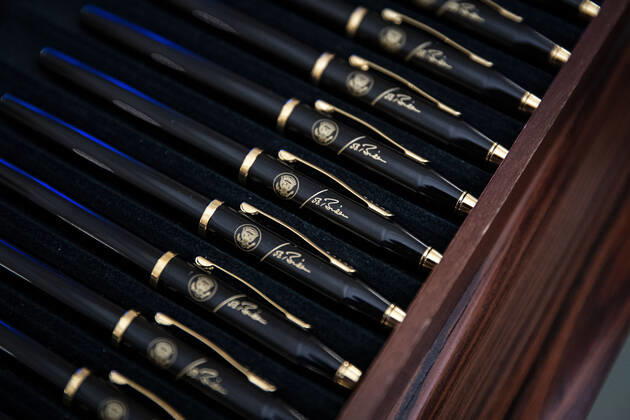 January 21, 2021, Washington, District of Columbia, USA: Pens bearing the signature of U.S. President Joe Biden before an event on the Biden administration s Covid-19 response in the State Dining Room of the White House in Washington, D.C., U.S., on Thursday, Jan. 21, 2021. Biden in his first full day in office plans to issue a sweeping set of executive orders to tackle the raging Covid-19 pandemic that will rapidly reverse or refashion many of his predecessor s most heavily criticized policies Washington USA - ZUMAs152 20210121_zaa_s152_168 Copyright: xAlxDragox-xPoolxViaxCnpx