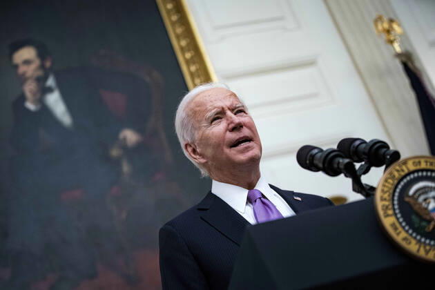 January 21, 2021, Washington, District of Columbia, USA: U.S. President Joe Biden speaks on his administration™s Covid-19 response in the State Dining Room of the White House in Washington, D.C., U.S., on Thursday, Jan. 21, 2021. Biden in his first full day in office plans to issue a sweeping set of executive orders to tackle the raging Covid-19 pandemic that will rapidly reverse or refashion many of his predecessor s most heavily criticized policies Washington USA - ZUMAs152 20210121_zaa_s152_165 Copyright: xAlxDragox-xPoolxViaxCnpx