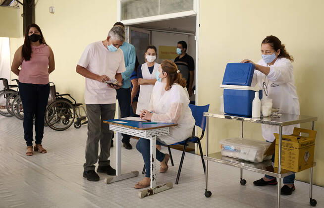 January 21, 2021, Franca, Sao Paulo, Brazil: Beginning of vaccination against covid-19 in Franca, Sao Paulo, on the morning of this Thursday, 21 January 2021. Nursing technician Fernando Augusto Candido, 63, is the first to take the dose of the vaccine that arrived yesterday with 3,300 doses for health professionals. Franca Brazil - ZUMAv129 20210121_znp_v129_002 Copyright: xIgorxDoxValex
