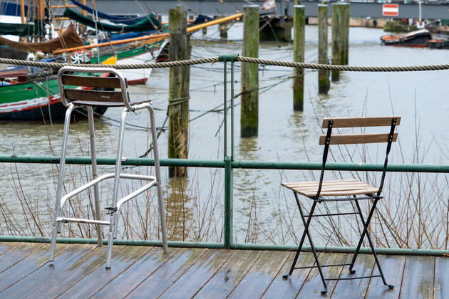 Closed gastronomy during the Corona Lockdown in January 2021 in the district Hamburg Övelgönne at the Elbe Closed gastronomy during the Corona Lockdown in January 2021 in the district Hamburg Övelgönne at the Elbe , Hamburg Hamburg Germany Övelgönne