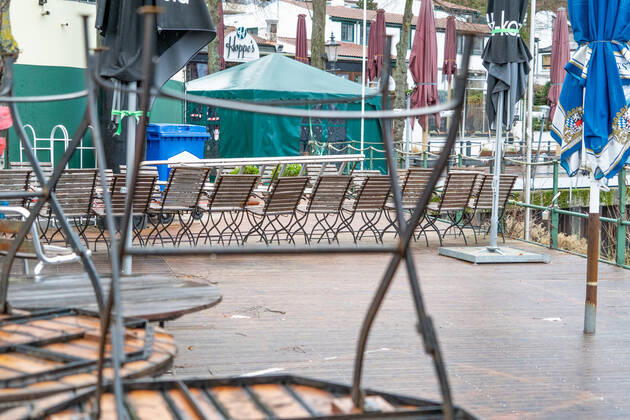 Closed gastronomy during the Corona Lockdown in January 2021 in the district Hamburg Övelgönne at the Elbe Closed gastronomy during the Corona Lockdown in January 2021 in the district Hamburg Övelgönne at the Elbe , Hamburg Hamburg Germany Övelgönne