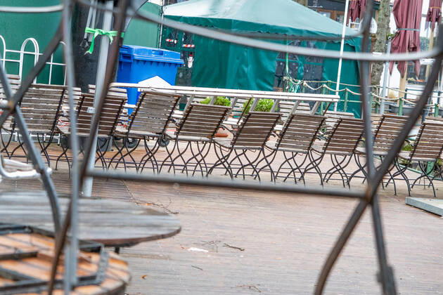 Closed gastronomy during the Corona Lockdown in January 2021 in the district Hamburg Övelgönne at the Elbe Closed gastronomy during the Corona Lockdown in January 2021 in the district Hamburg Övelgönne at the Elbe , Hamburg Hamburg Germany Övelgönne