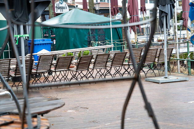 Closed gastronomy during the Corona Lockdown in January 2021 in the district Hamburg Övelgönne at the Elbe Closed gastronomy during the Corona Lockdown in January 2021 in the district Hamburg Övelgönne at the Elbe , Hamburg Hamburg Germany Övelgönne