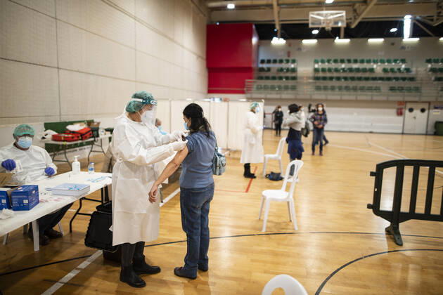 Healthcare workers vaccinate a colleague against Covid-19 in the Cabezo Baeza de Cartagena pavilion in Cartagena, Murcia, Spain, on 21 January 2021. The Cartagena City Council has made available to the Health Area II the Cabezo Beaza pavilion where during today s day health workers from the Health Area II will vaccinate 500 health workers. With regard to the number of infections in the region, the accumulated incidence has grown to 1,189 cases per 100,000 inhabitants and has accumulated 852 deaths, 56 in the last week. 21 JANUARY 2021;COVID-19;CORONAVIRUS;MURCIA Ivan Urquizar LagenciaEP 01 21 2021 Cartagena, (Murcia) Cartagena, (Murcia) Spain Copyright: xIvanxUrquizarx 3529103