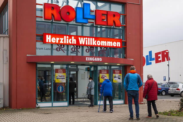 22 01 2021, Current events, Corona vaccinations in Hesse, Corona vaccination center Giessen, Roller furniture store Heuchelheim patients waiting to register for their vaccination appointment at the Corona vaccination center Giessen The Corona vaccination center Giessen is located in the premises of the former Roller furniture store in Heuchelheim Heuchelheim Corona vaccination cent