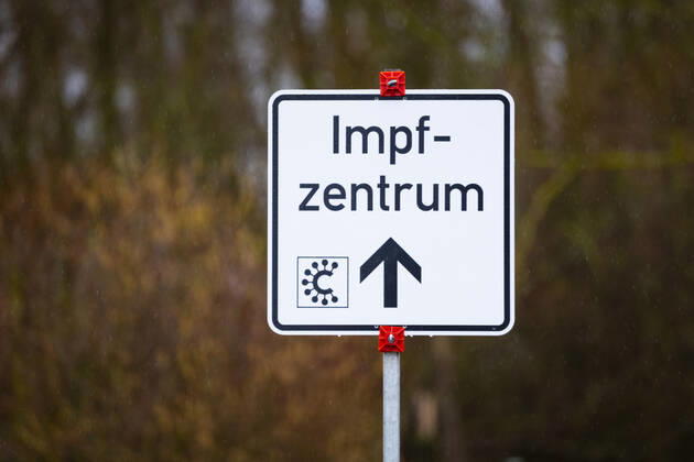 22 01 2021, current events, Corona vaccinations in Hesse, Corona vaccination center Giessen, Roller furniture store Heuchelheim symbol photo street sign, signpost to Covid 19 vaccination center Heuchelheim Corona vaccination center Hesse Germany
