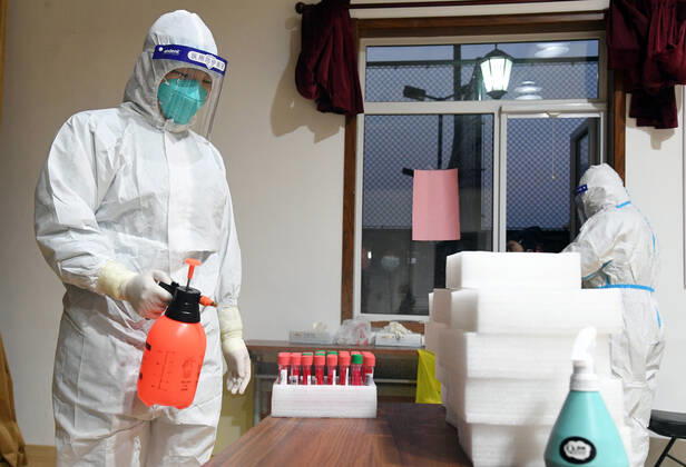 (210122) -- BEIJING, Jan. 22, 2021 -- A medical worker disinfects testing tubes at a testing site in Xicheng District, Beijing, capital of China, Jan. 22, 2021. Beijing reported three new locally transmitted confirmed COVID-19 cases, one new locally transmitted asymptomatic infection and two new imported asymptomatic cases on Thursday, the municipal health commission said Friday. All the people living or working in the Dongcheng and Xicheng districts will be undergoing nucleic acid testing for COVID-19 on Friday and Saturday, according to the districts COVID-19 prevention and control work teams. ) CHINA-BEIJING-COVID-19-TEST (CN) RenxChao 