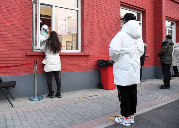 (210122) -- BEIJING, Jan. 22, 2021 -- People wait in line for nucleic acid testing at a testing site in Xicheng District, Beijing, capital of China, Jan. 22, 2021. Beijing reported three new locally transmitted confirmed COVID-19 cases, one new locally transmitted asymptomatic infection and two new imported asymptomatic cases on Thursday, the municipal health commission said Friday. All the people living or working in the Dongcheng and Xicheng districts will be undergoing nucleic acid testing for COVID-19 on Friday and Saturday, according to the districts COVID-19 prevention and control work teams. ) CHINA-BEIJING-COVID-19-TEST (CN) RenxChao 