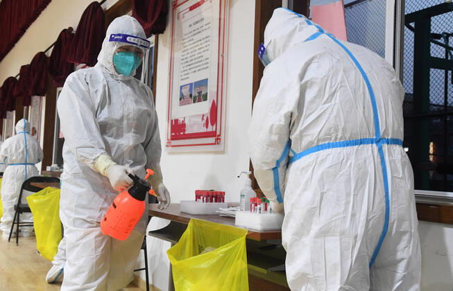 (210122) -- BEIJING, Jan. 22, 2021 -- Medical workers disinfect medical waste at a testing site in Xicheng District, Beijing, capital of China, Jan. 22, 2021. Beijing reported three new locally transmitted confirmed COVID-19 cases, one new locally transmitted asymptomatic infection and two new imported asymptomatic cases on Thursday, the municipal health commission said Friday. All the people living or working in the Dongcheng and Xicheng districts will be undergoing nucleic acid testing for COVID-19 on Friday and Saturday, according to the districts COVID-19 prevention and control work teams. ) CHINA-BEIJING-COVID-19-TEST (CN) RenxChao 