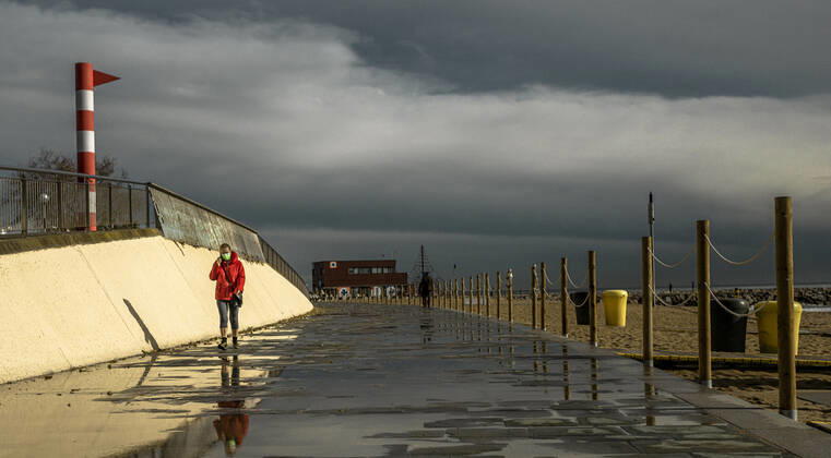 January 22, 2021, Barcelona, Catalonia, Spain: A commuter walks at Barcelona s nearly deserted beach after a rainy storm. Barcelona Spain - ZUMAo105 20210122_zap_o105_006 Copyright: xMatthiasxOesterlex