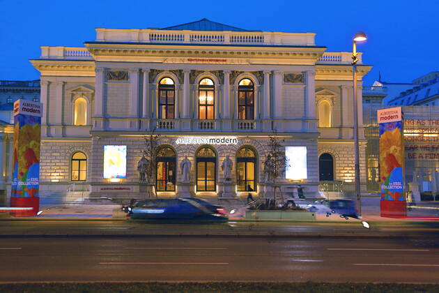 Covid 19 VIENNA 3 hard lockdown Vienna, 22 01 2021 Künstlerhaus Albertina Modern at night night shot Vienna Austria AVN101002439106