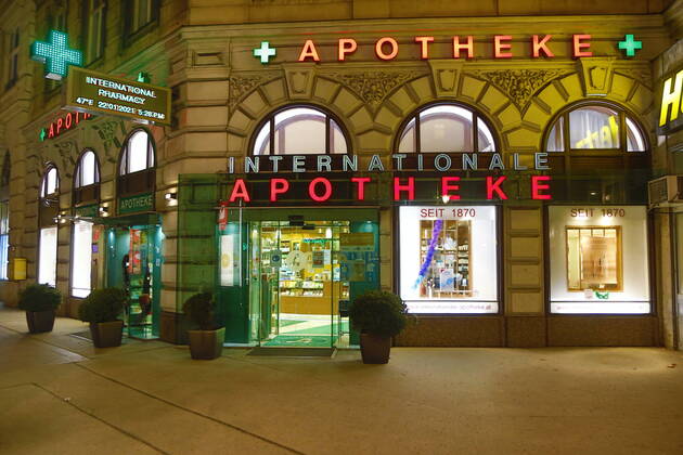 Covid 19 VIENNA 3 hard lockdown Vienna, 22 01 2021 International pharmacy on the Ring at night night shot Vienna Austria AVN101002439123