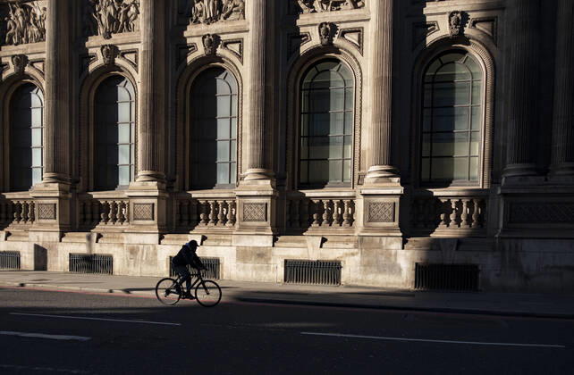 January 22, 2021, London, United Kingdom: A man riding a bicycle in the city of London, UK on January 22, 2021. Early evidence suggests the variant of coronavirus that emerged in the UK may be more deadly, Prime Minister Boris Johnson said. London United Kingdom - ZUMAj323 20210122_zip_j323_002 Copyright: xMayxJamesx
