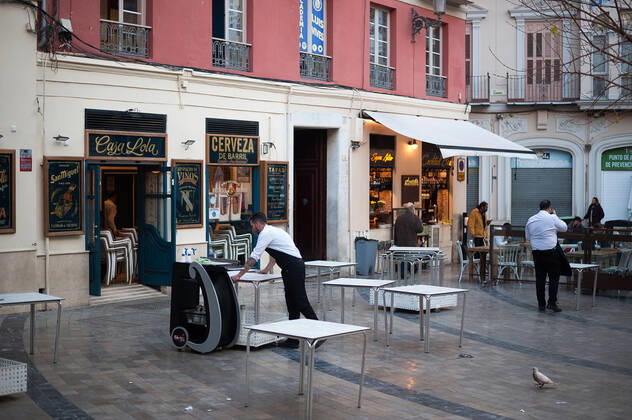January 22, 2021, Malaga, Spain: A waiter seen carrying a table outside Casa Lola restaurant during the mandatory closure..The third wave of coronavirus disease has impacted most daily income in the Andalusia region after the Christmas holidays. Following the increase of infections, several regional governments decided to take new measures such as limiting mobility perimeters between cities and towns and closing hospitality and commercial sectors in the afternoon. Malaga Spain - ZUMAs197 20210122_zaa_s197_077 Copyright: xJesusxMeridax