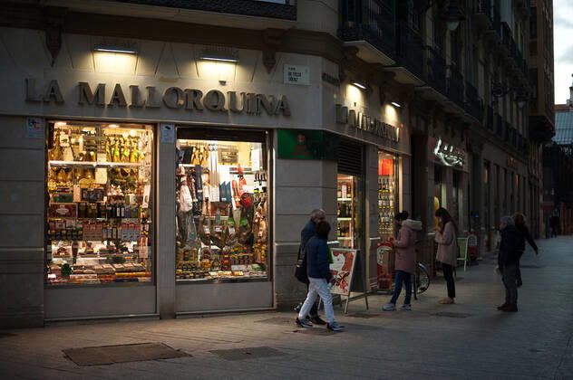January 22, 2021, Malaga, Spain: People in a social distance queue waiting outside La Mallorquina shop during the mandatory closure..The third wave of coronavirus disease has impacted most daily income in the Andalusia region after the Christmas holidays. Following the increase of infections, several regional governments decided to take new measures such as limiting mobility perimeters between cities and towns and closing hospitality and commercial sectors in the afternoon. Malaga Spain - ZUMAs197 20210122_zaa_s197_082 Copyright: xJesusxMeridax
