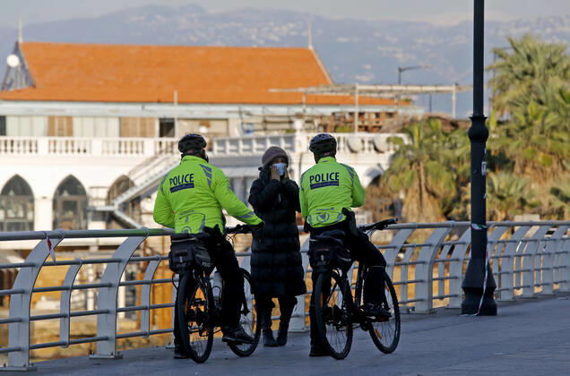 (210122) -- BEIRUT, Jan. 22, 2021 -- Policemen patrol on a street during a lockdown in Beirut, Lebanon, Jan. 22, 2021. Lebanon registered on Friday 3,220 new COVID-19 cases, bringing the total number of infections to 272,461, the Health Ministry reported. ) LEBANON-BEIRUT-COVID-19-CASES BilalxJawich 