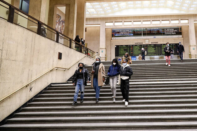 (210123) -- BRUSSELS, Jan. 23, 2021 -- Passengers are seen at the Brussels Central Station in Brussels, Belgium, Jan. 22, 2021. Belgium will start to ban non-essential travel from or to the country starting on Jan. 27, Prime Minister Alexander De Croo announced Friday. The ban will be valid until March 1. ) BELGIUM-BRUSSELS-COVID-19-TRAVEL BAN ZhangxCheng 