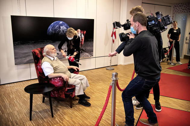 Resident Carl Einar Joergensen receives second vaccine from Pfizer BioNTech by doctor Puk Laugen at Plejecenter Faelledgaarden in OEsterbro in Copenhagen, Saturday 23 January 2021, Copenhagen  Copyright: NILSxMEILVANG NilsxMeilvangx cop102 spdk20210123-104857-L