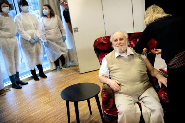 Resident Carl Einar Joergensen receives second vaccine from Pfizer BioNTech by doctor Puk Laugen at Plejecenter Faelledgaarden in OEsterbro in Copenhagen, Saturday 23 January 2021, Copenhagen  Copyright: NILSxMEILVANG NilsxMeilvangx cop102 spdk20210123-104904-L