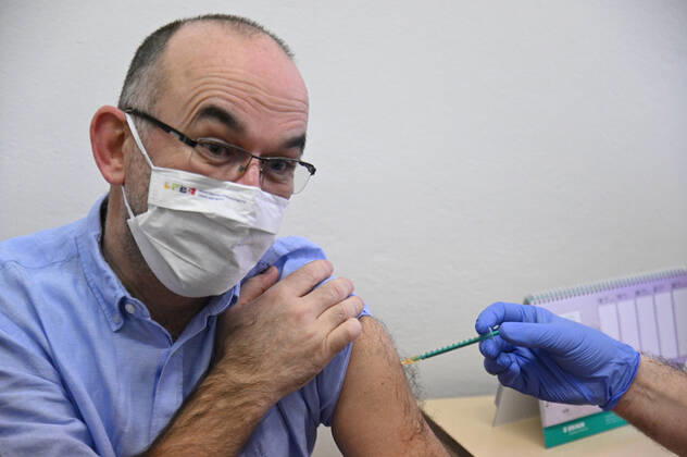 News Bilder des Tages Czech Minister for Health Jan Blatny receives the second vaccine against COVID-19 at the University Hospital Brno, Czech Republic, on January 23, 2021. (CTKxPhoto IgorxZehl) CTKPhotoP202101230224201  zeh