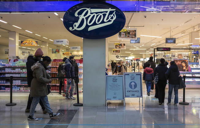 January 23, 2021, London, United Kingdom: A couple passing Boots, a British health and beauty retailer and pharmacy chain in Stratford, the London Borough of Newham, England, UK on January 23, 2021. Some of England s Covid hotspots are still in London Hounslow, Ealing, Brent, Barking and Dagenham and Newham are the boroughs which fall in the country s top 10 for worst case rates. London United Kingdom - ZUMAj323 20210123_zip_j323_001 Copyright: xMayxJamesx