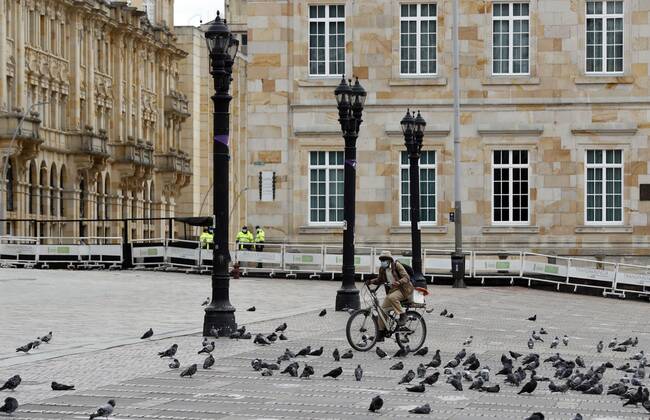 A man crosses on bicycle through an almost empty Bolivar Square during the strict quarantine due to the second peak of contagion of covid-19, in downtown Bogota, Colombia, 23 January 2021. Colombia surpassed two million infections of covid-19 this Saturday by adding 15,551 new cases and became the eleventh country in the world to exceed that number, according to information from the Ministry of Health. Colombia exceeds two million infections of covid-19 !ACHTUNG: NUR REDAKTIONELLE NUTZUNG!  Copyright: xMauricioxDuenasxCastanedax AME978 20210123-637470418309990294