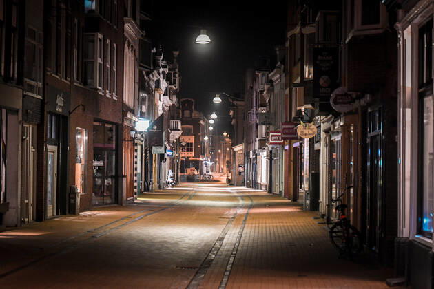 GRONINGEN - 23-01-2021. After curfew it was very quiet on the street in Groningen. A few dog owners could be found on the street, as well as meal deliverers. A police officer said it was very quiet . All the people we checked had things well organized. Na het ingaan van de avondklok was het erg rustig op straat in Groningen. Een enkele hondeigenaar was op straat te vinden, evenals maaltijdbezorgers. Een politieagent vertelde dat het heel erg rustig was . Alle mensen die wij gecontroleerd hebben had de zaken goed voor elkaar. Groningen after curfew  x10557424x Copyright: