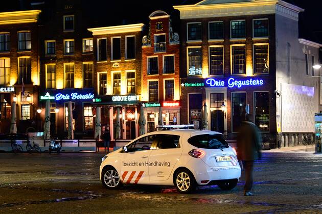GRONINGEN - 23-01-2021. After curfew it was very quiet on the street in Groningen. A few dog owners could be found on the street, as well as meal deliverers. A police officer said it was very quiet . All the people we checked had things well organized. Na het ingaan van de avondklok was het erg rustig op straat in Groningen. Een enkele hondeigenaar was op straat te vinden, evenals maaltijdbezorgers. Een politieagent vertelde dat het heel erg rustig was . Alle mensen die wij gecontroleerd hebben had de zaken goed voor elkaar. Groningen after curfew  x10557429x Copyright: