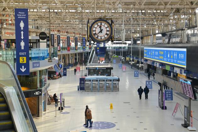 January 23, 2021, London, United Kingdom: Commuters on the concourse at an almost empty London Waterloo railway station..Prime Minister Boris Johnson announced that there was evidence that the new variant of the coronavirus is more deadly. London United Kingdom - ZUMAs197 20210123_zaa_s197_134 Copyright: xThomasxKrychx
