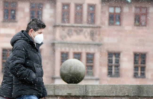 Winter wetter mit Schnee , Safety Mask FFP2 during the Hard Lockdown of the Covid 19 Coronavirus Pandemie in Nuremberg Nurnberg , Bayern , Deutschland . January 24 , 2021.