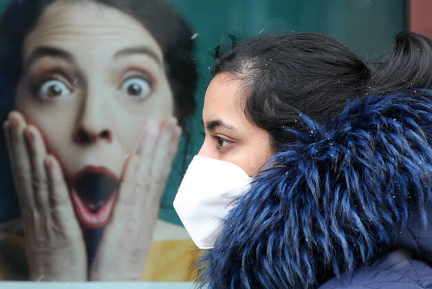 News Bilder des Tages Winter wetter mit Schnee , Frau mit Safety Mask FFP2 und eine Werbung during the Hard Lockdown of the Covid 19 Coronavirus Pandemie in Nuremberg Nurnberg , Bayern , Deutschland . January 24 , 2021.