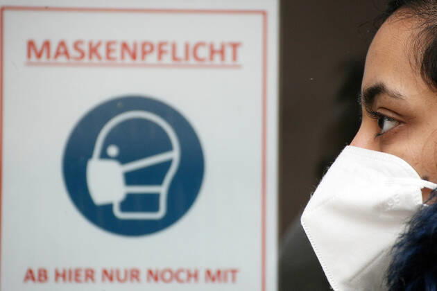 Winter wetter mit Schnee , Maskenpflicht , Girl with Safety Mask FFP2 is seen during the Hard Lockdown of the Covid 19 Coronavirus Pandemie in Nuremberg Nurnberg , Bayern , Deutschland . January 24 , 2021.