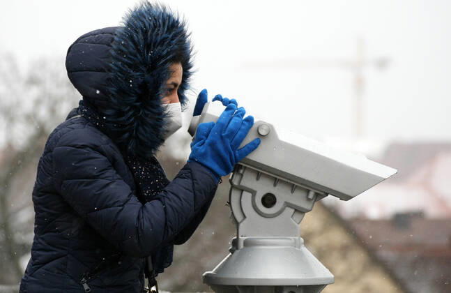 Winter wetter mit Schnee , Girl with Safety Mask FFP2 during the Hard Lockdown of the Covid 19 Coronavirus Pandemie in Nuremberg Nurnberg , Bayern , Deutschland . January 24 , 2021.
