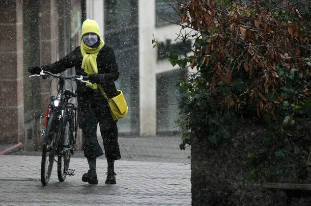 Winter wetter mit Schnee , a women with Safety mask FFP2 is seen under the snow during the Hard Lockdown of the Covid 19 Coronavirus Pandemie in Nuremberg Nurnberg , Bayern , Deutschland . January 24 , 2021.