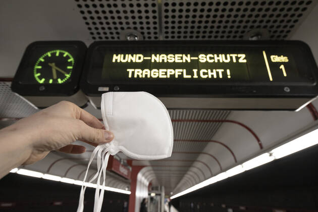 FFP-2 mandatory masks in public transport Coronavirus: Aufgrund der Infektionsrate und der Virusmutationen herrscht ab 25.01.2021 eine FFP-2 Maskenpflicht in den öffentlichen Verkehrsmitteln. Im Bild: FFP2 Maske vor einer U-Bahn Anzeigetafel mit der Aufschrift ,,Mund-Nasen-Schutz Tragepflicht . Wien, Österreich. 24.01.2021