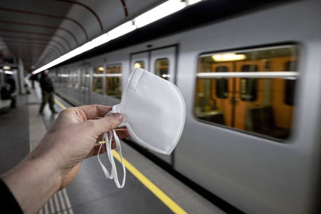 FFP-2 mandatory masks in public transport Coronavirus: Aufgrund der Infektionsrate und der Virusmutationen herrscht ab 25.01.2021 eine FFP-2 Maskenpflicht in den öffentlichen Verkehrsmitteln. Im Bild: FFP2 Maske vor einer U-Bahn. Wien, Österreich. 24.01.2021
