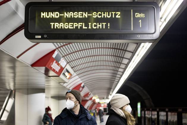 FFP-2 mandatory masks in public transport Coronavirus: Aufgrund der Infektionsrate und der Virusmutationen herrscht ab 25.01.2021 eine FFP-2 Maskenpflicht in den öffentlichen Verkehrsmitteln. Im Bild: Wartende Fahrgäste am Bahnsteig tragen eine FFP-2 Maske vor einer U-Bahn Garnitur. Wien, Österreich. 24.01.2021